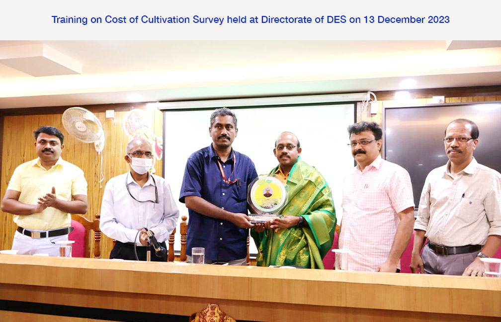 State level training on Cost of Cultivation survey held on 13-12-2023- Presenting a memento to Sri. Sujith S V, winner of Kerala State Haritha Mithra Award for the best vegetable farmer