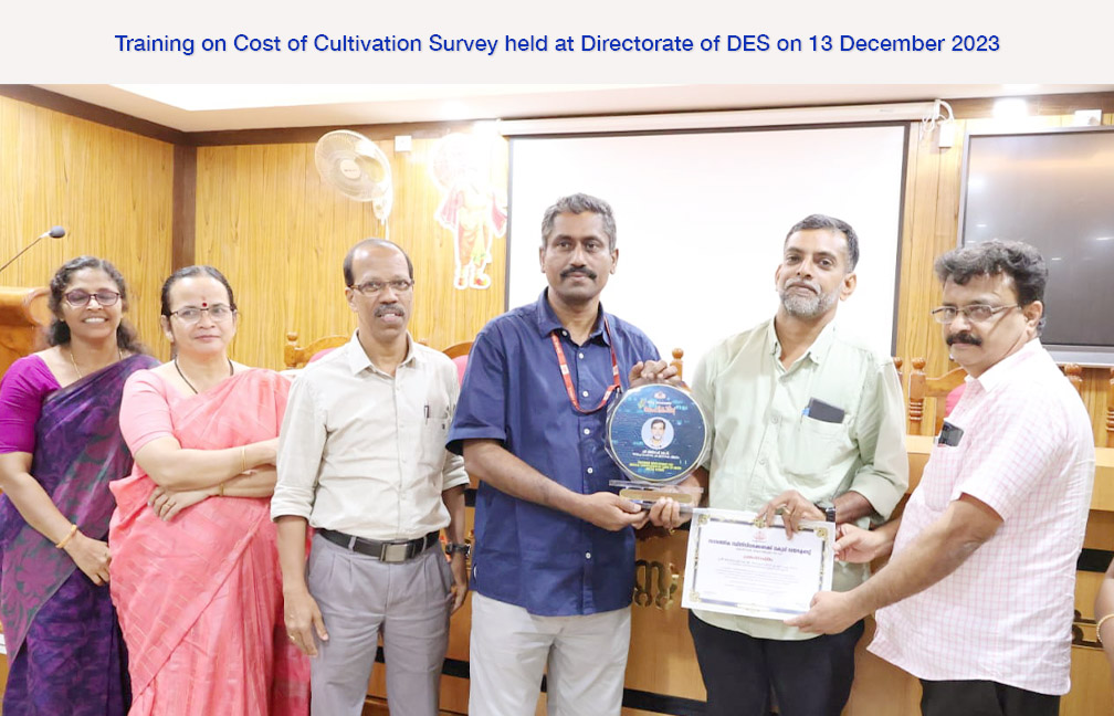 State level training on Cost of Cultivation survey held on 13-12-2023- Presenting a memento to Sri. Abhilash K V, Research Officer as an appreciation for development of application for MCCD